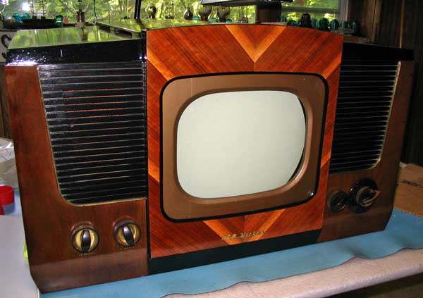 RCA 8TS30 television